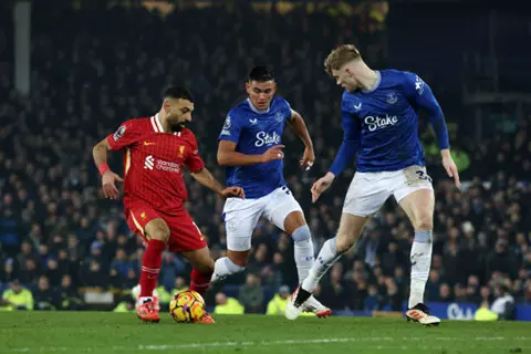 مساهمات صلاح لم تكف.. إيفرتون يخطف تعادلاً +90 من ليفربول في ديربي ميرسيسايد (فيديو)